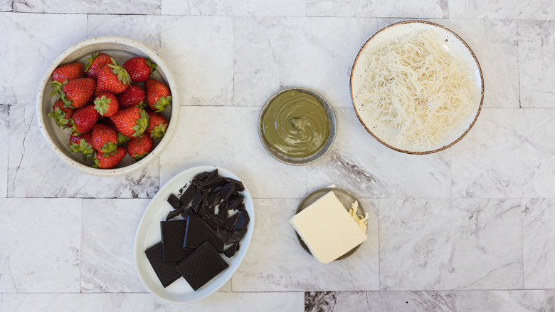 Dubai chocolate strawberry cup ingredients