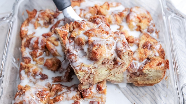 slice of cinnamon roll pudding