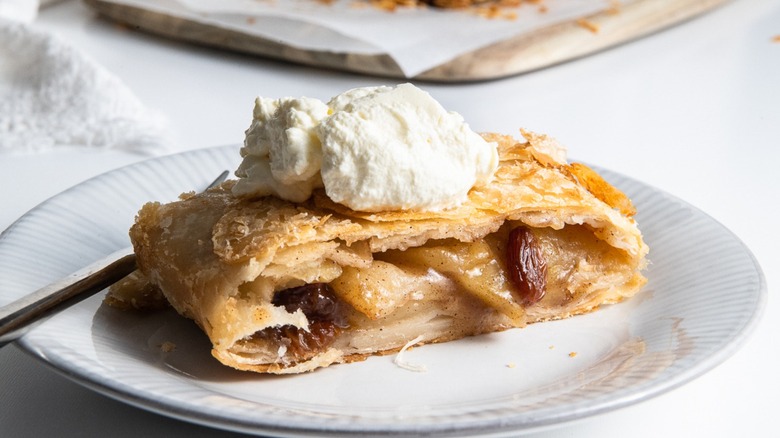 apple strudel with ice cream