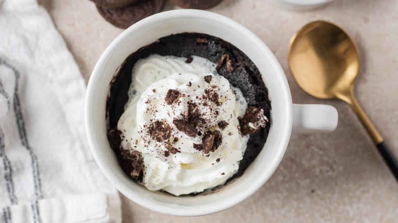 oreo cake in mug 
