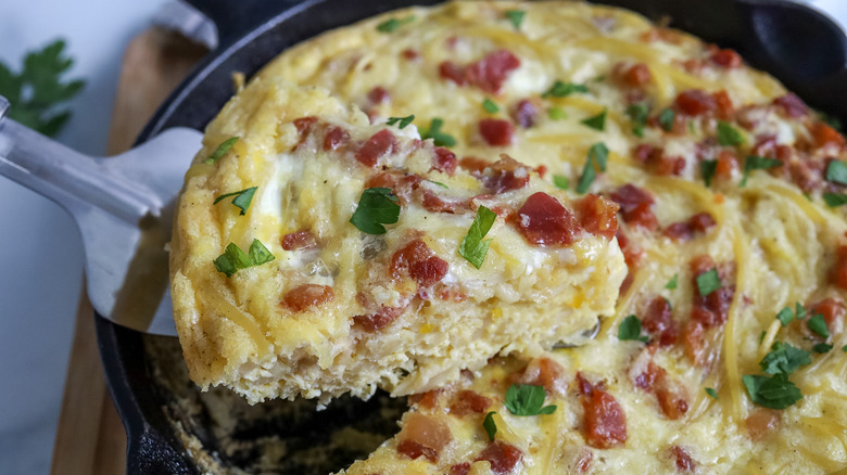 baked eggs in black pan