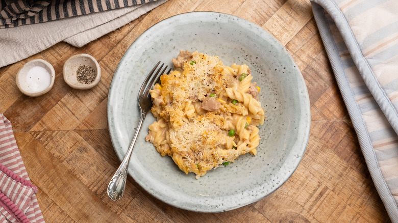 cheesy deluxe tuna casserole