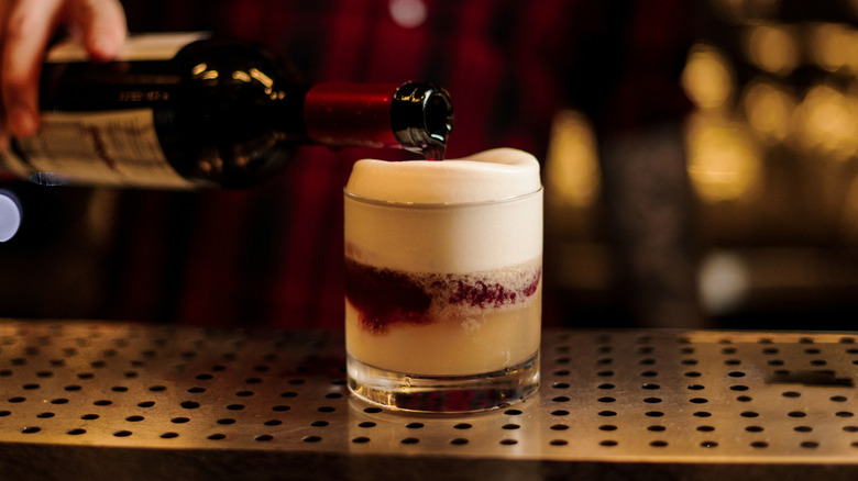 preparing a New York sour cocktail