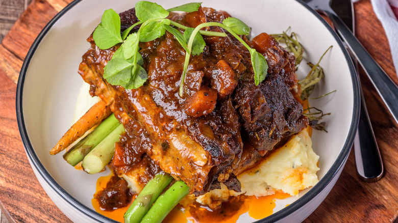 Red wine-braised ribs with vegetables