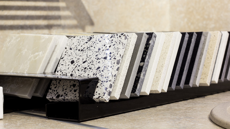 Display of quartz sample slabs