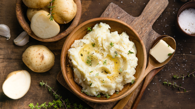 A bowl of mashed potatoes