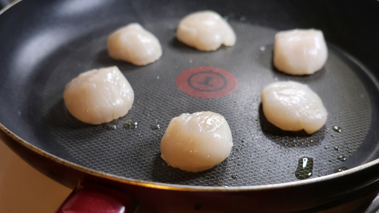 scallops in skillet