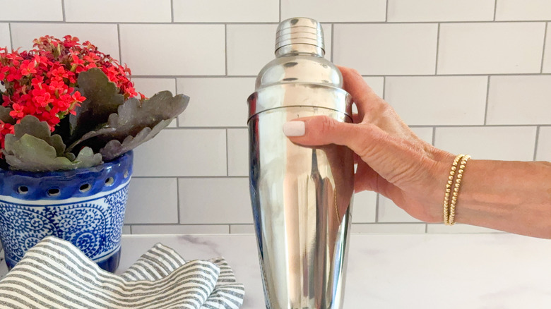 hand shaking cup