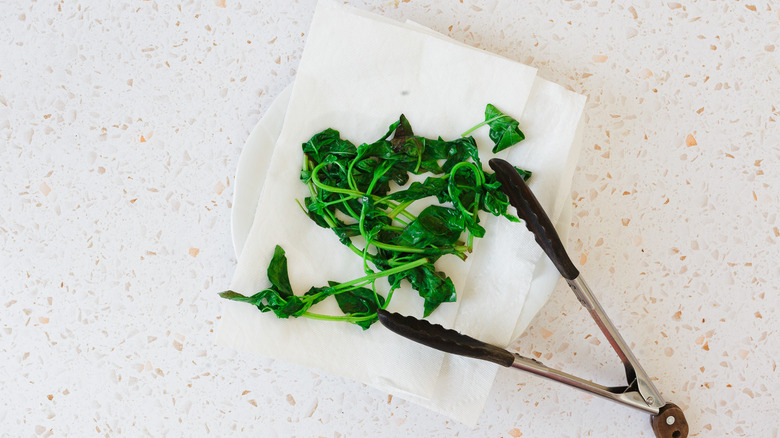 Drying blanching basil on paper towels