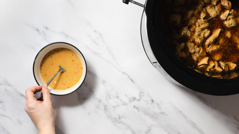 Mixing cornstarch with sauce