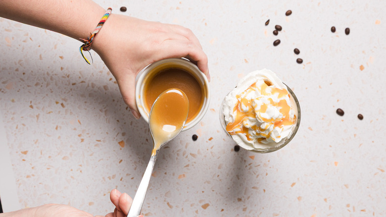 Garnishing with caramel