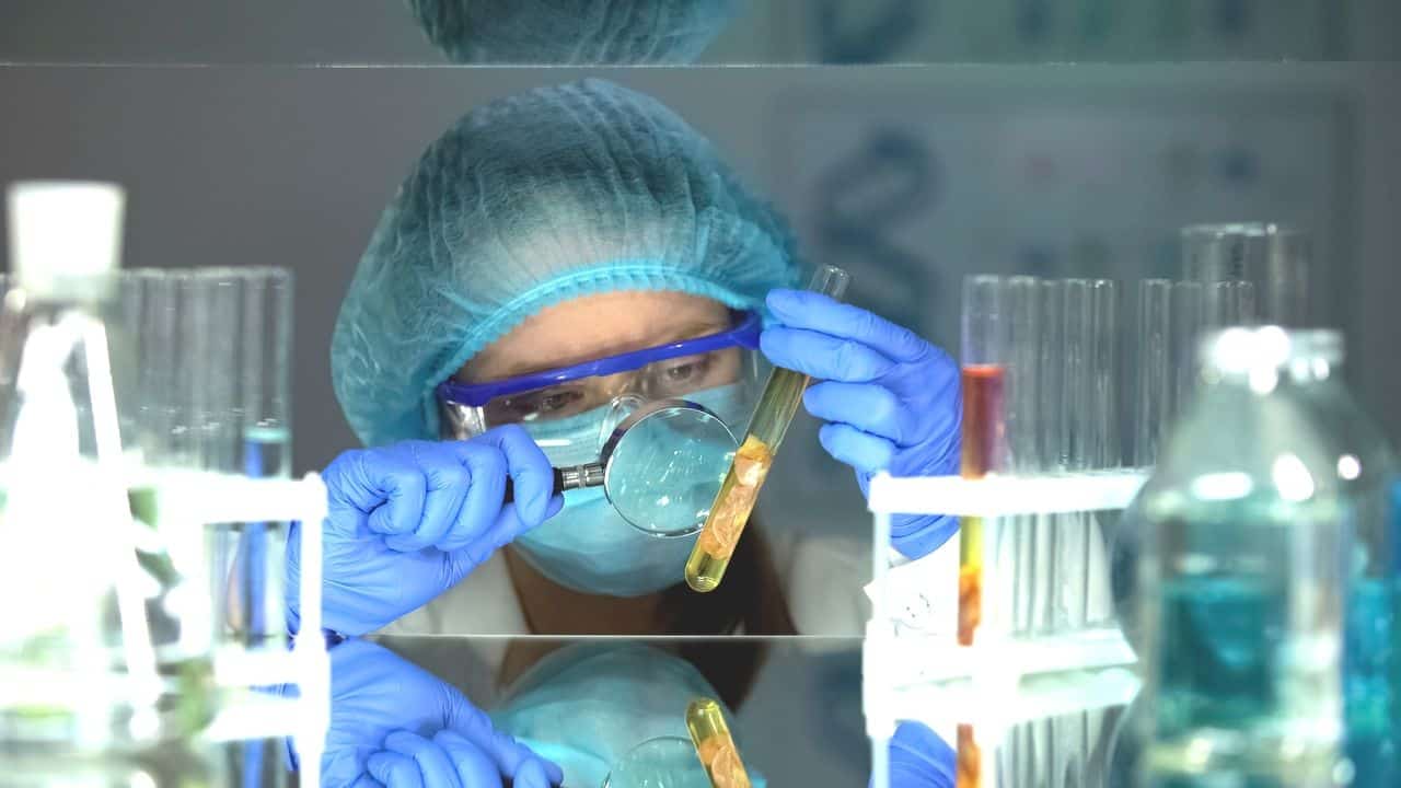 Doctor conducting an analysis in a laboratory setting