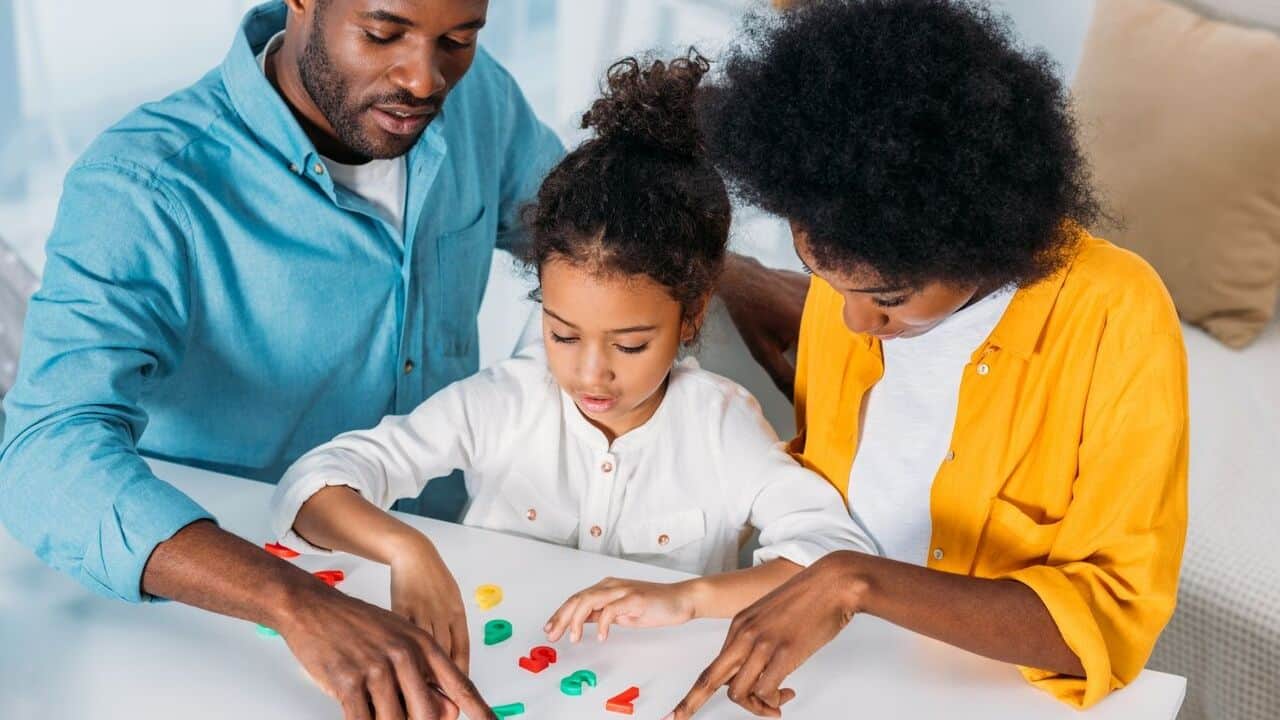 parents are teaching child numbers